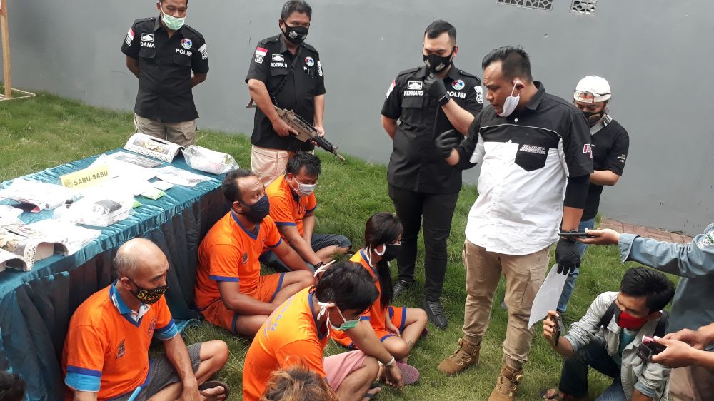 Kasatresnarkoba Polrestabes Surabaya AKBP Memo Ardian interogasi para pelaku