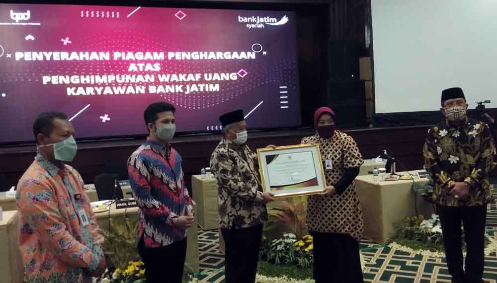 Penyerahan simbolis Wakaf Kalisa dari pegawai Bank Jatim kepada Ketua BWI M Nuh