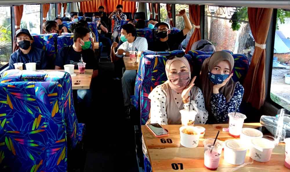 Kafe ini Ajak Penikmat Kopi Keliling Kota Gresik dengan Naik Bus