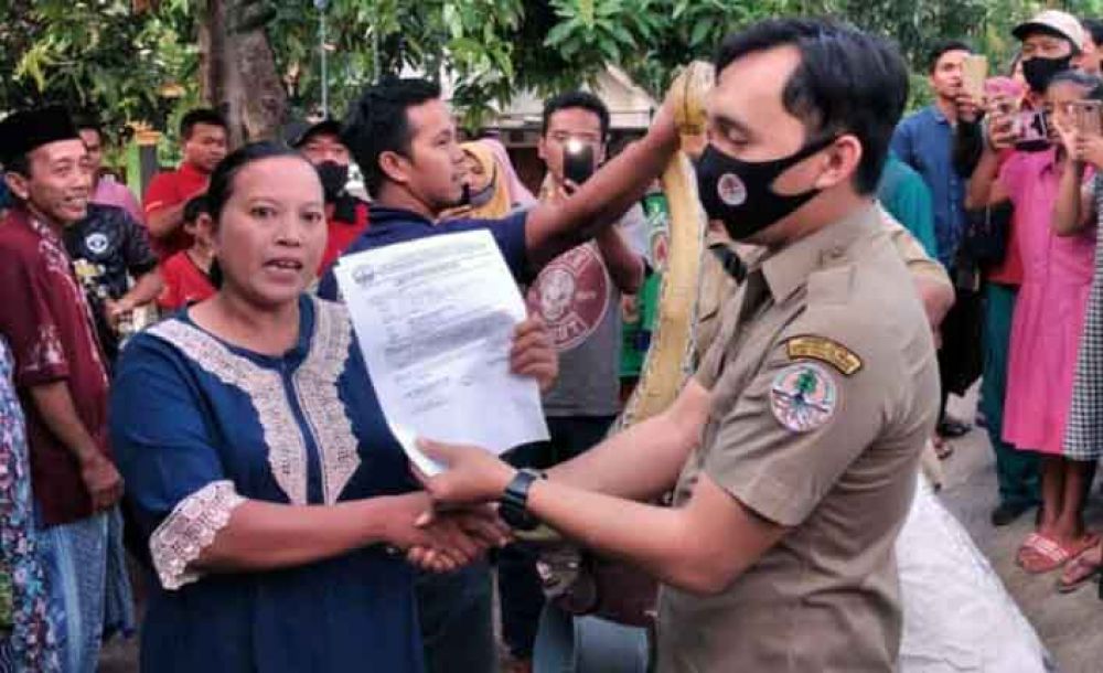 Penyerahan ular piton kepada BKSDA 