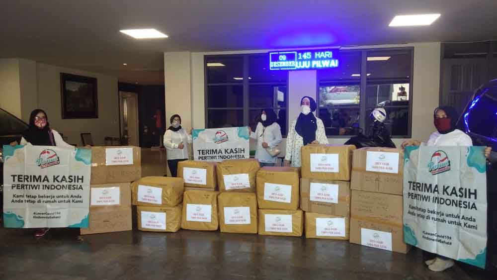 Prihatin Kasus Covid di Surabaya, Pertiwi Indonesia Serahkan Paket APD