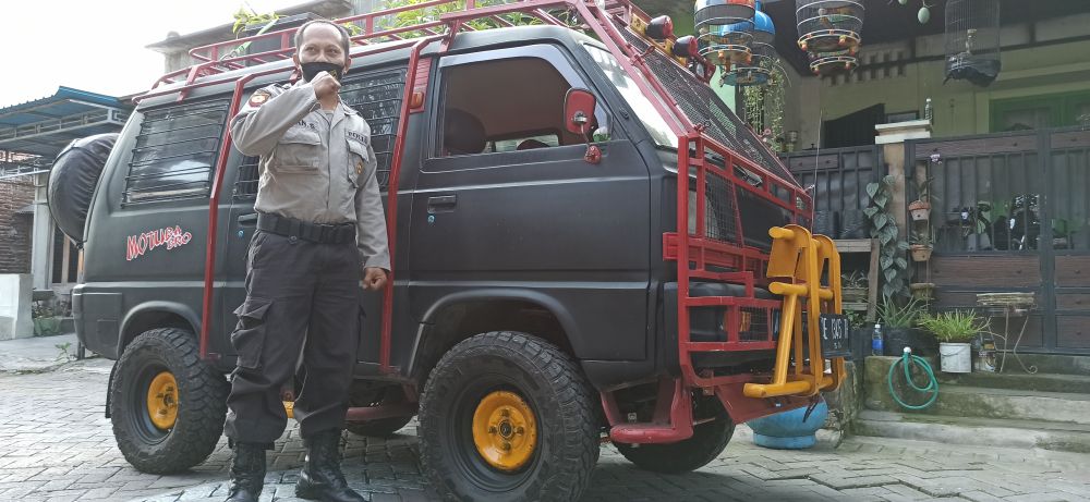 Aiptu Iwan dengan mobil barracuda miliknya