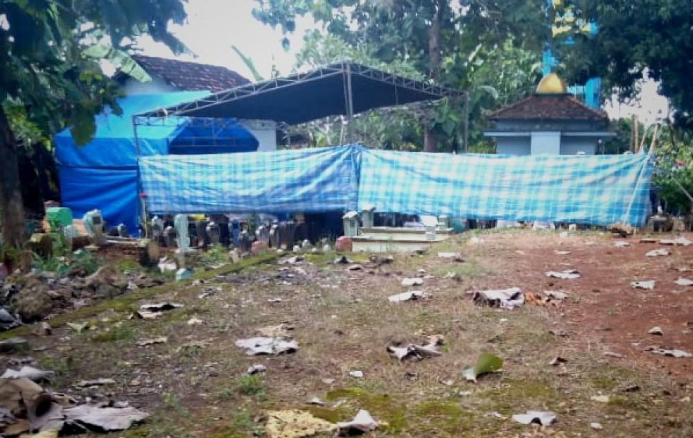 Pembongkaran makam takmir di Gresik