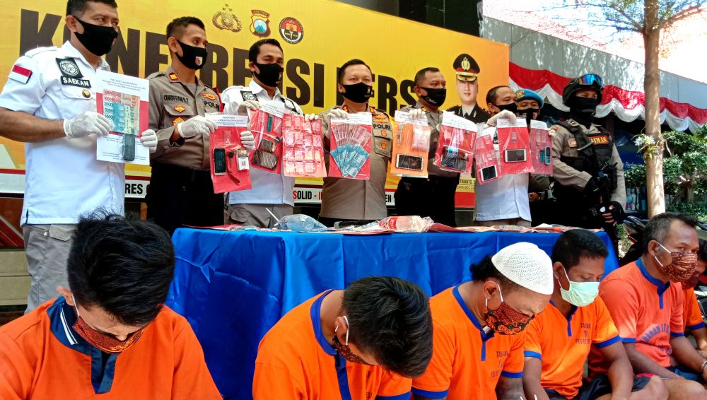 Para tersangka dan barang bukti narkoba dibeber di Mapolres Gresik