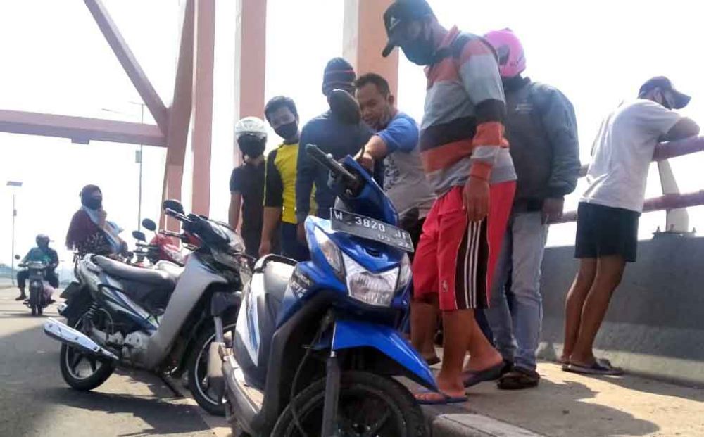 Motor yang ditinggal di atas Jembatab Sembayat, Gresik