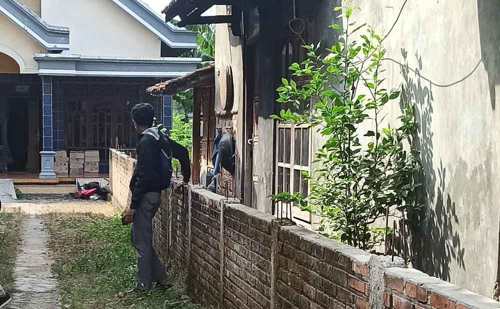 Tembok setinggi 1 meter yang menutup rumah Wisnu Widodo

