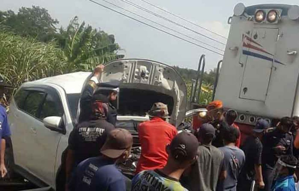 Mobil Terseret Kereta Sejauh 150 Meter, 2 Petugas PLN Terluka