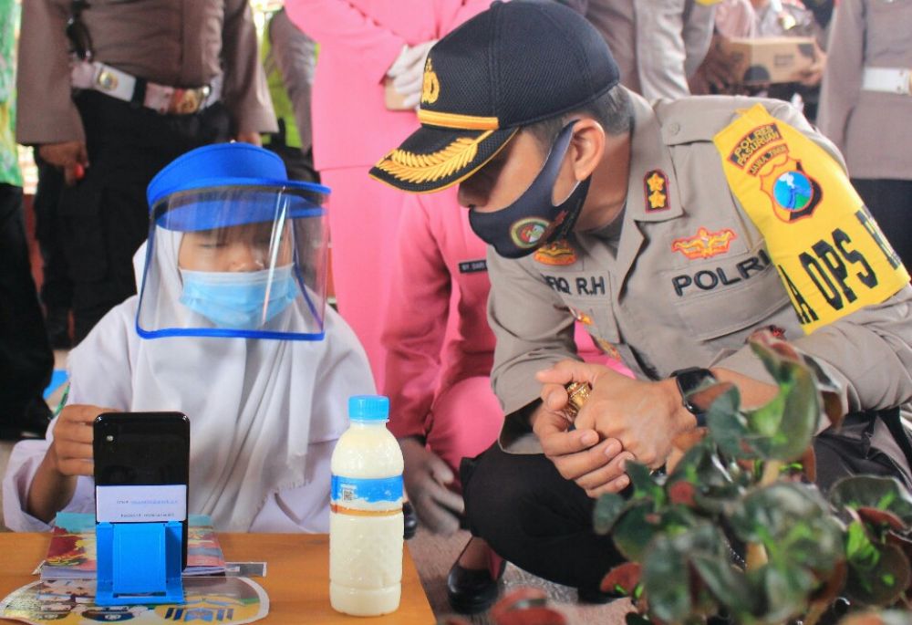 Kapolres Pasuruan melihat siswa beljara secara daring di bukit flora