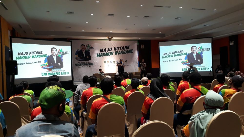 Irjen Pol (Purn) Machfud Arifin di depan pengurus RT dan RW di Kelurahan Kalirungkut 