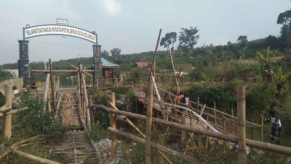 Jembatan darurat yang digunakan warga untuk melintas
