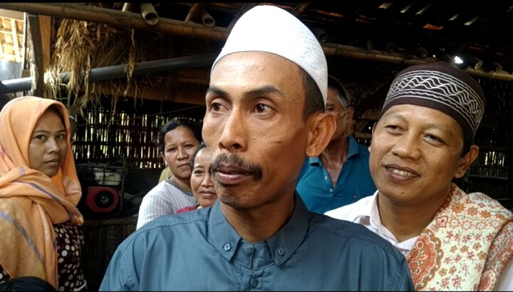 Arsid atau Sukim pemilik anak sapi betina yang memiliki dua kepala