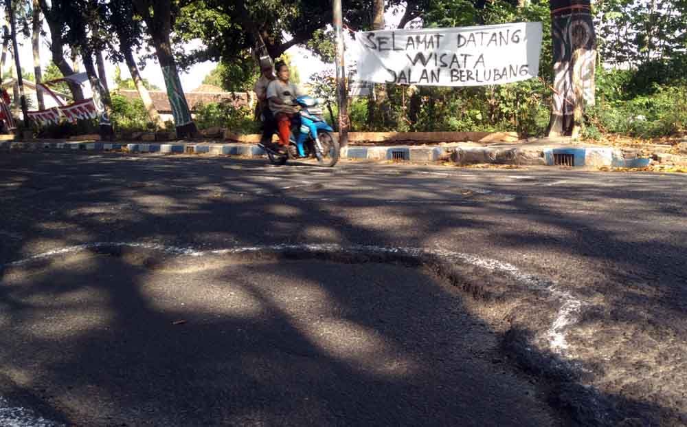 Spanduk wisata jalan berlubang di Kota Probolinggo