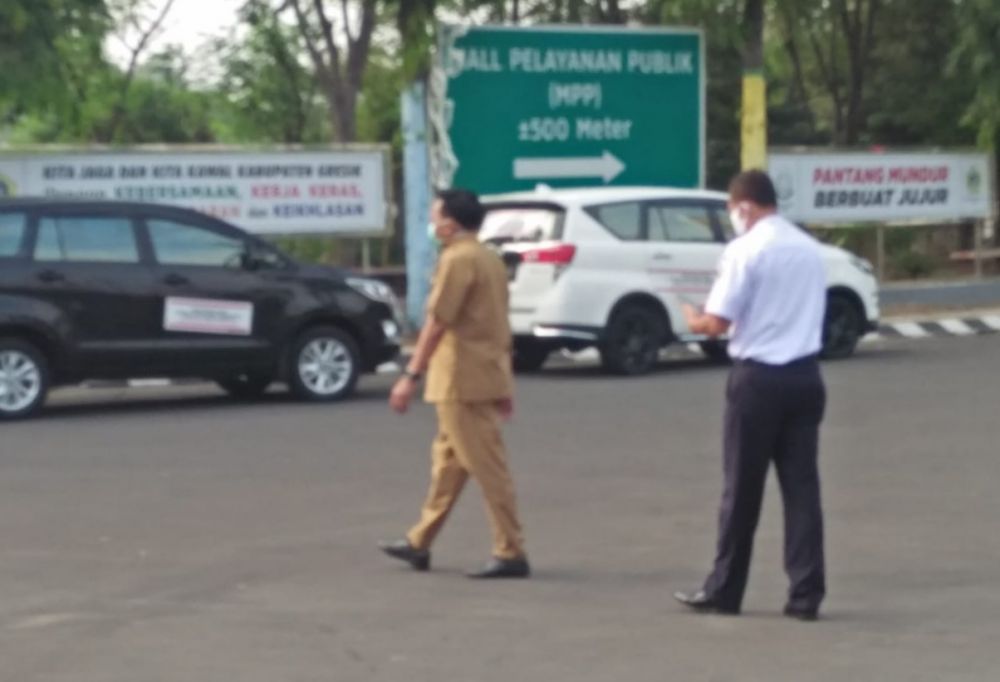 Bupati Sambari mengatur lalu lintas di depan kantor Pemkab Gresik