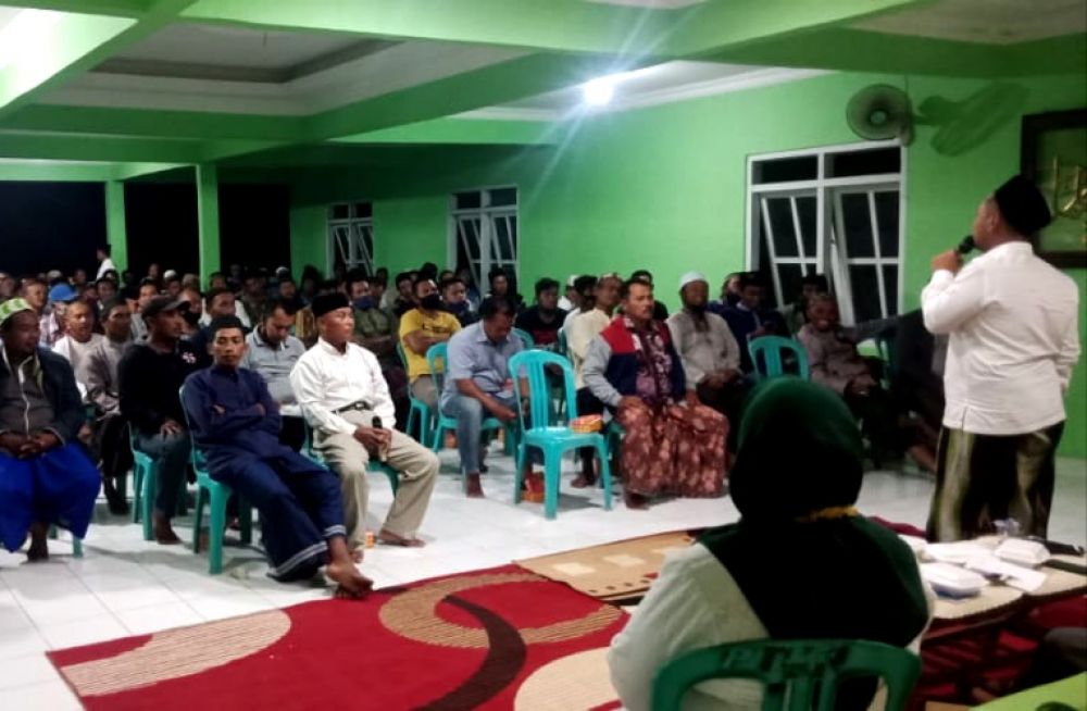 Gus Yani dan Ning Min saat menyapa warga di Pulau Bawean, Gresik