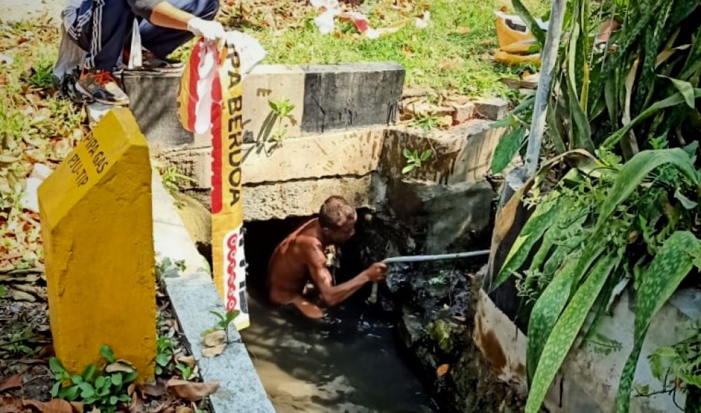 Pria yang memanjat tiang telekomunikasi di Gresik diamankan saat bersembunyi di gorong-gorong