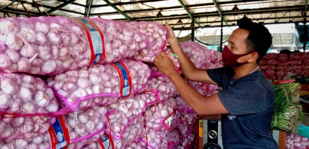 Pedagang bawah putih di Pasar Induk Osowilangun Surabaya