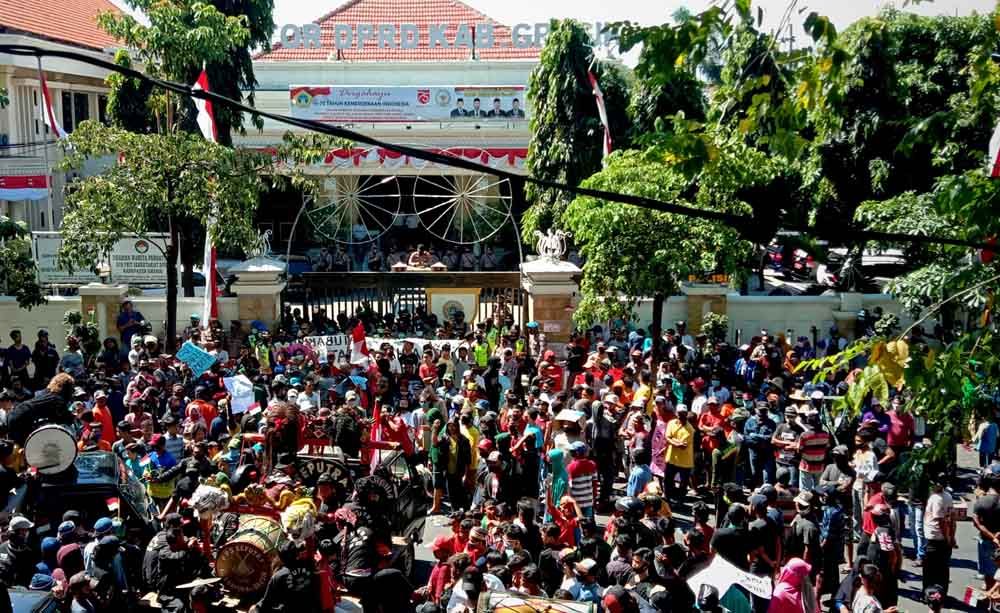 Warga Demo DPRD Tolak Bongkar Muat Batu Bara di Gresik