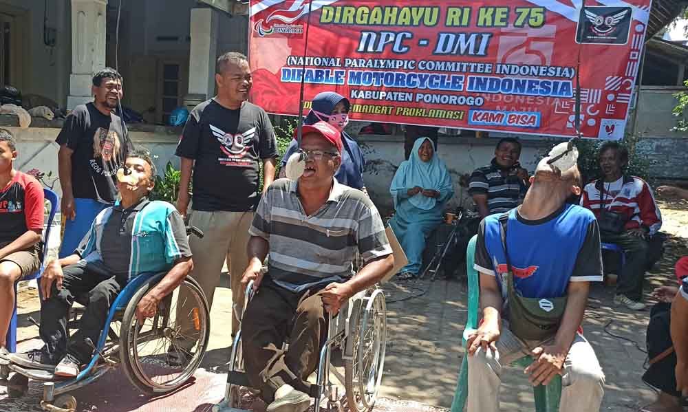 Perlombaan makan kerupuk oleh difabel di Ponorogo