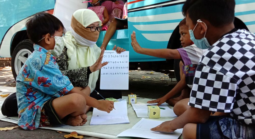 Kisah Guru asal Gresik Mengajar Anak Jalanan di Terminal