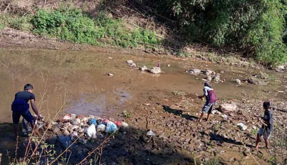 Dinkes Investigasi Pihak Pembuang Limbah Medis ke Sungai