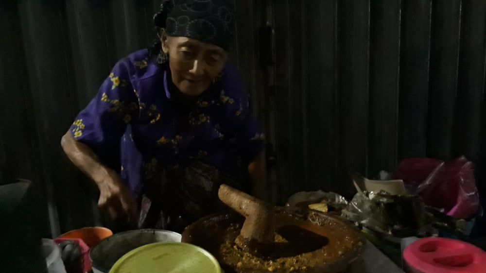 Mbah Niah penjual rujak cingur dan lontong mie di Surabaya