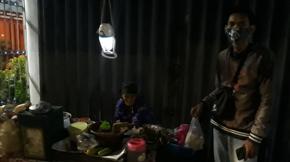 Mbah Niah penjual rujak cingur dan lontong mie usai melayani pembeli 