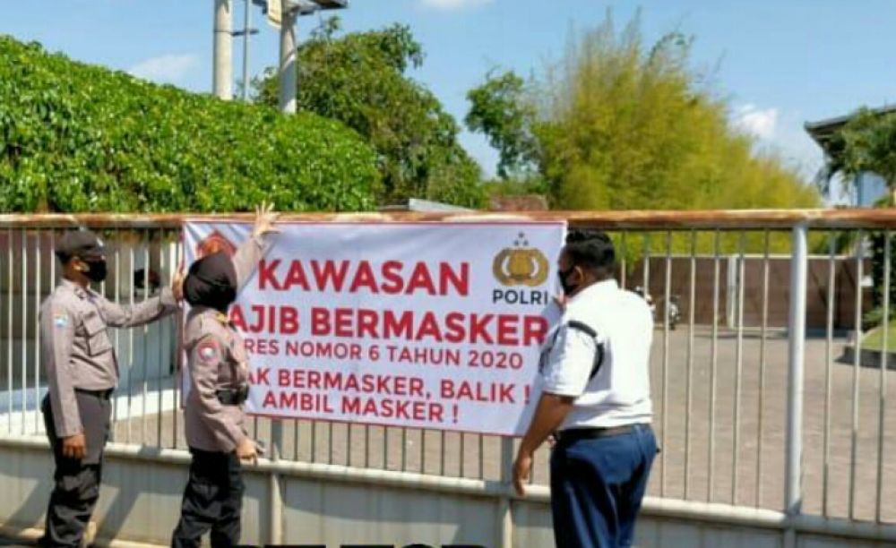 Pemasangan spanduk imbauan penggunaan masker
