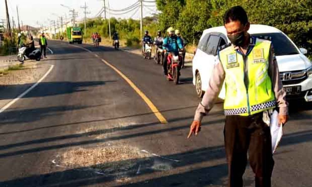 Polisi tunjukkan lokasi korban tewas bertabrakan dengan truk