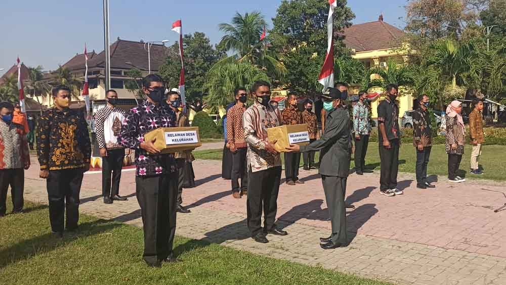 Pembagian masker oleh Pemkab Ponorogo