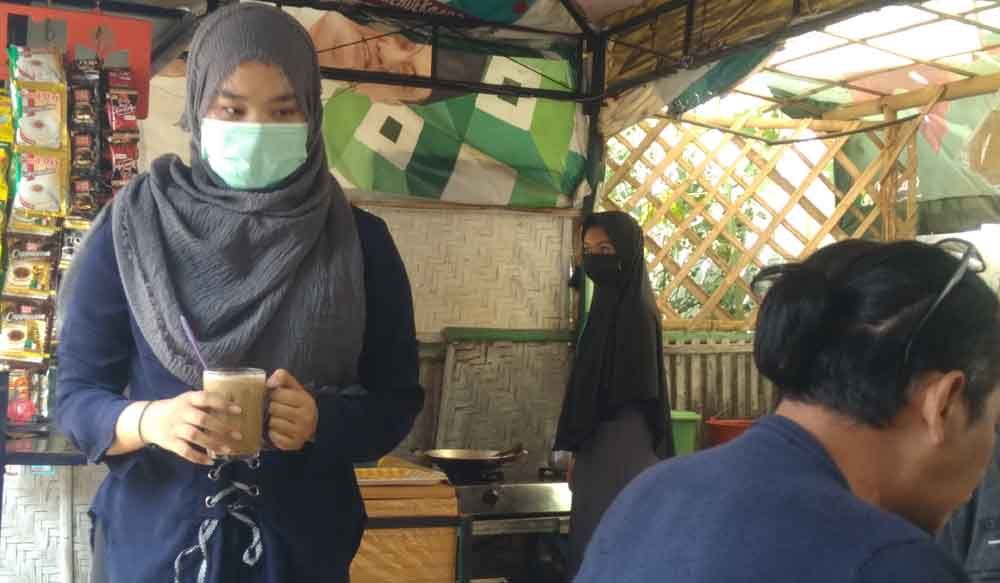 Kedua saudara berjualan kopi selama sekolah ditutup imbas Pandemi Corona