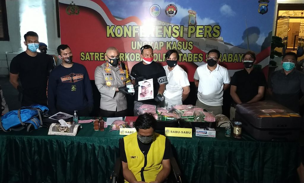 Barang bukti narkoba dan lainnya serta satu tersangka dibeber di Mapolrestabes Surabaya