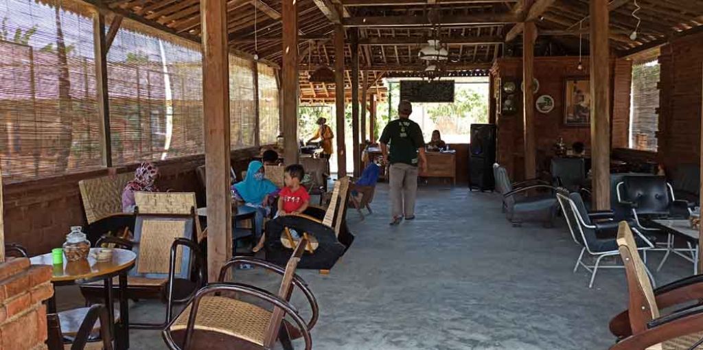 Rumah makan berkonsep jaman dulu