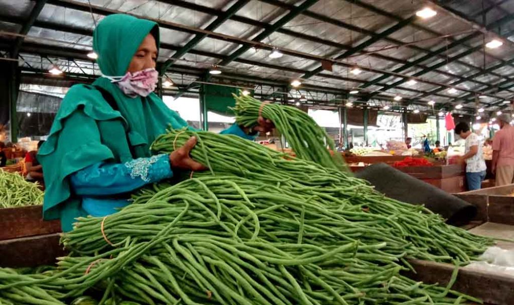 Pedagang di PIOS siapkan dagangannya