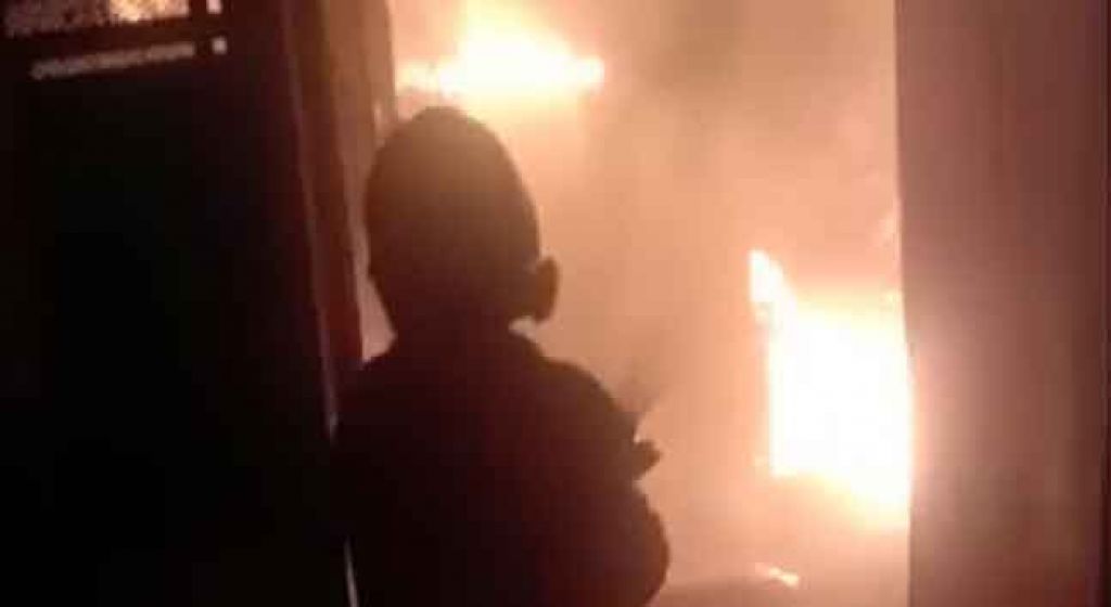 Petugas padamkan api yang membakar toko sembako