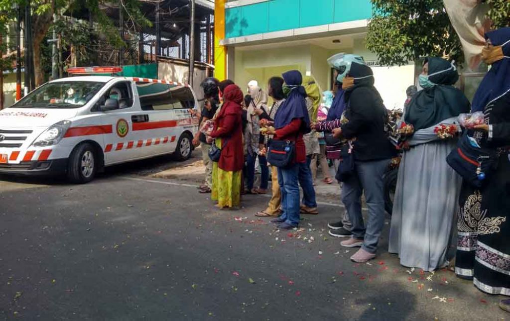 Ambulans membawa jenazah Sudiman untuk dikebumikan