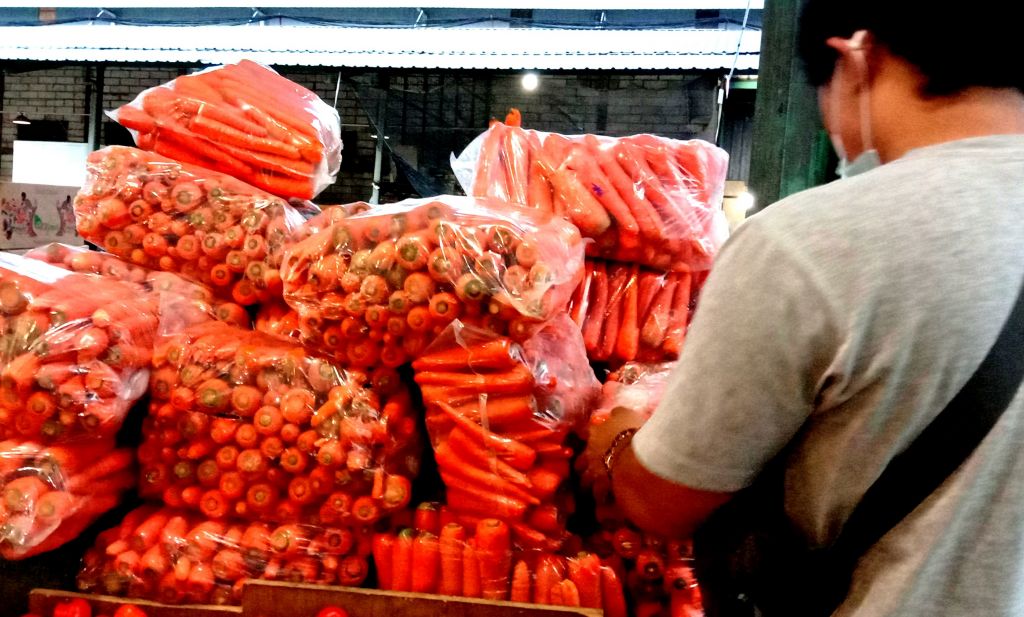Salah satu lapak pedagang di PIOS yang menjual wortel