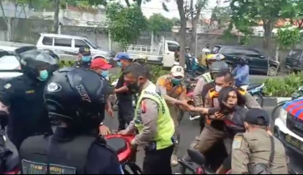 Begini Kronologi Diamankannya Pria Tak Bermasker Versi Linmas