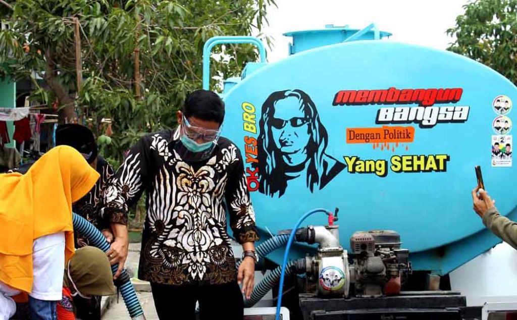 Pembagian air bersih di Lamongan