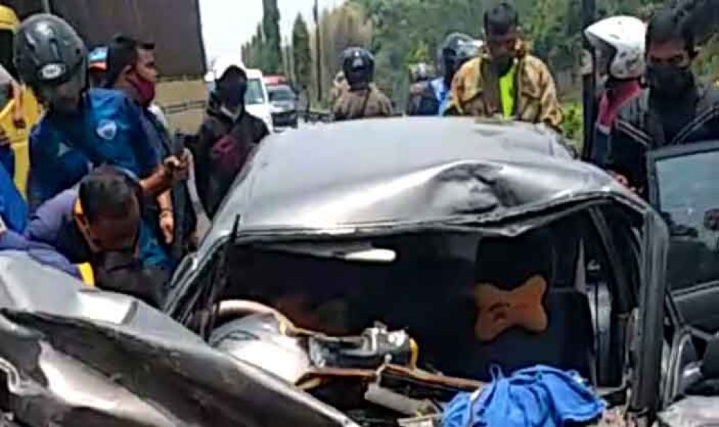Toyota Corolla yang ringsek 