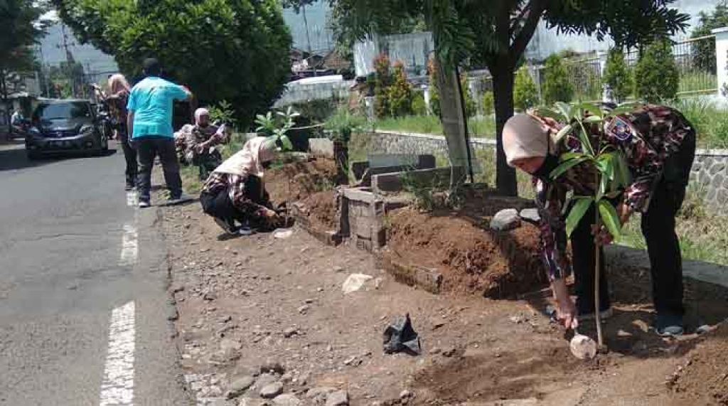 Penanaman pohon di Kota Batu