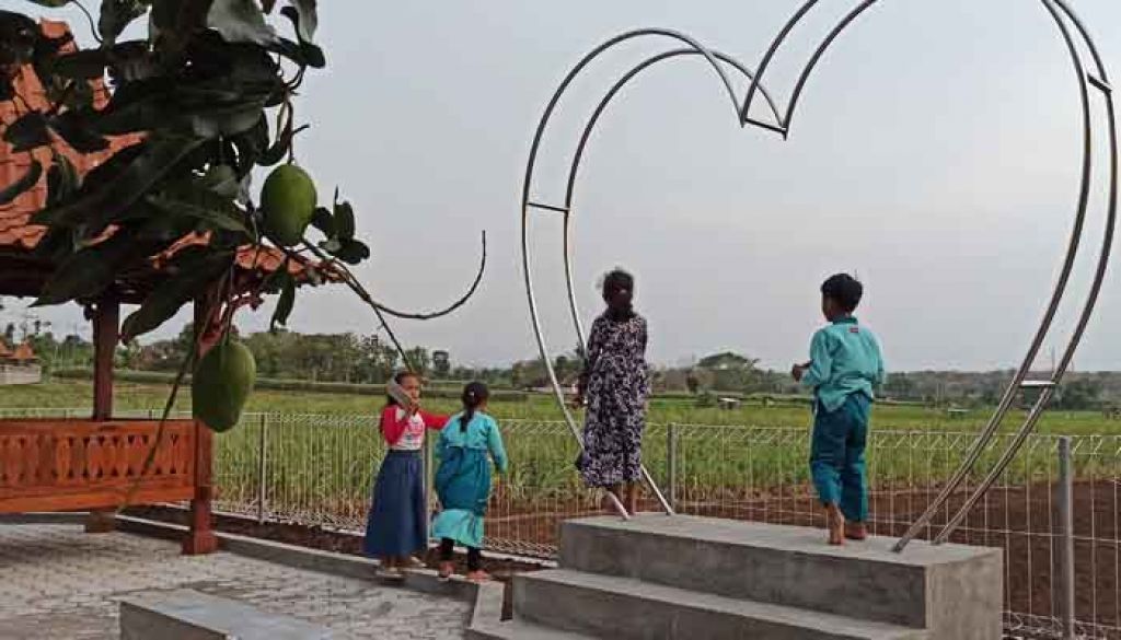 Pergola yang terpasang di taman di Kelurahan Setono