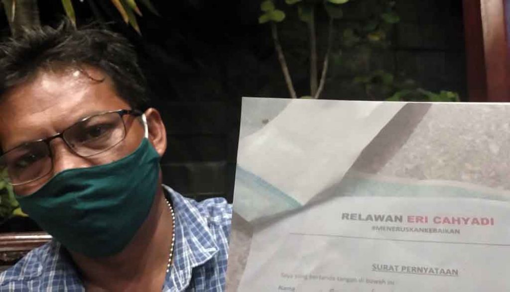 Kuasa hukum LPM Suramadu H Satuki tunjukkan surat relawan Eri Cahyadi