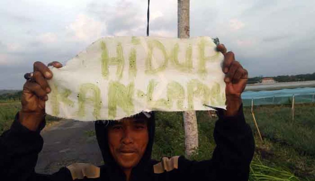 Warga demo dengan tulisan 'Hidupkan Lampu'