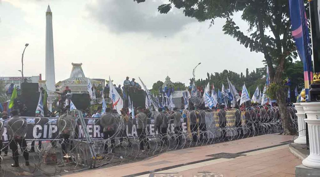 Aksi massa di depan Kantor Gubernur Jatim