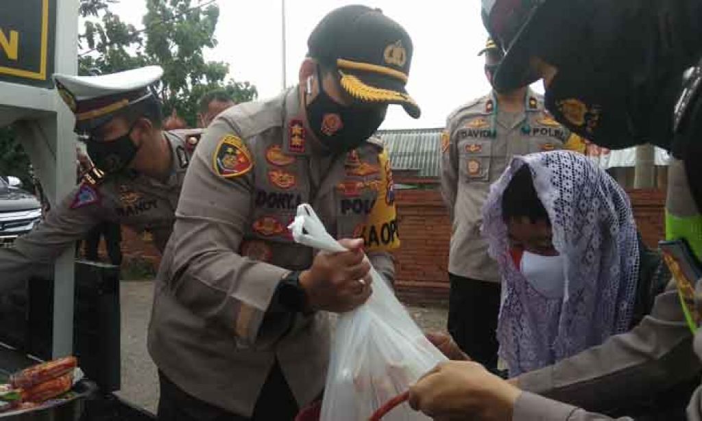 Pembagian sembako kepada warga oleh Polres Mojokerto