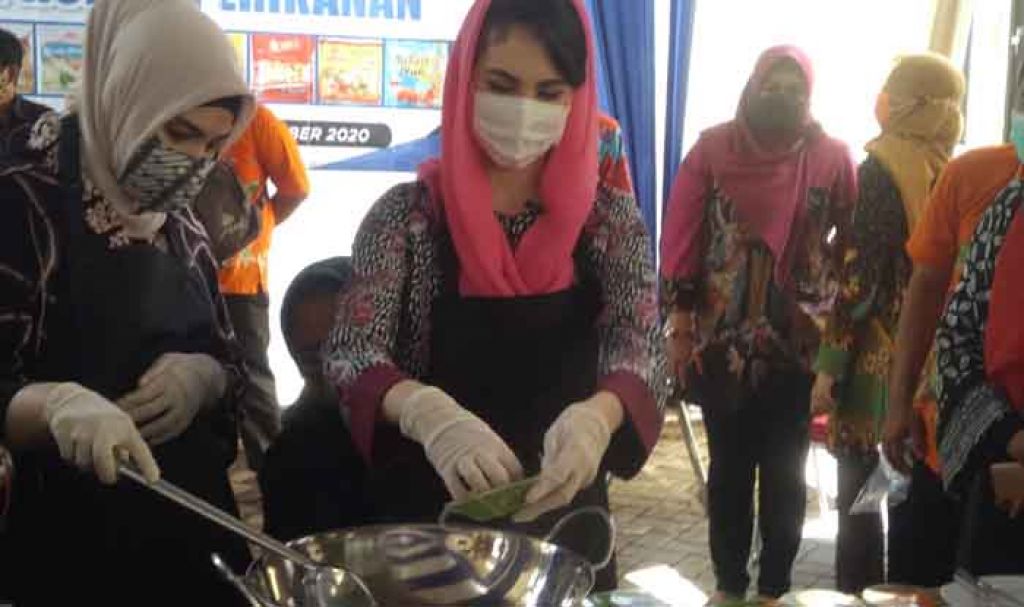  Arumi Bachsin di kegiatan makan ikan di Kota Probolinggo