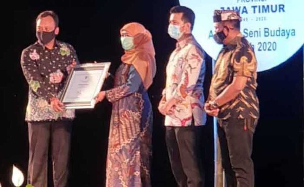 Gubernur Khofifah berikan sertifikat WBTB kepada Kadisparta Kota Batu, Arief As Siddiq 