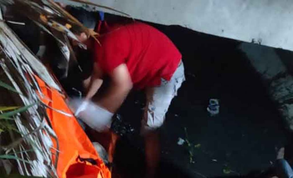 Petugas evakuasi korban