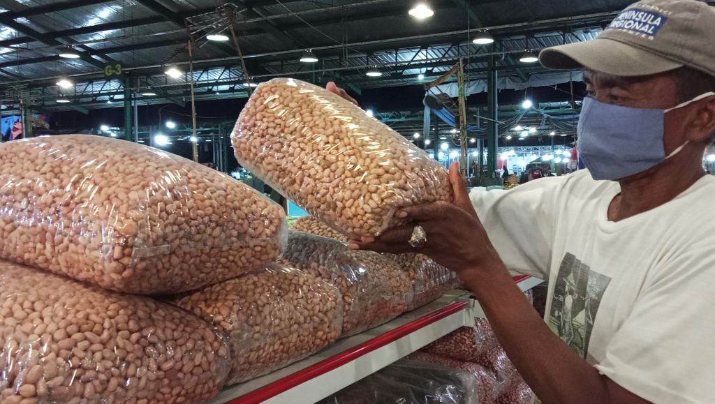 Kacang tanah yang tersedia di Pasar Induk Osowilangun Surabaya (PIOS)