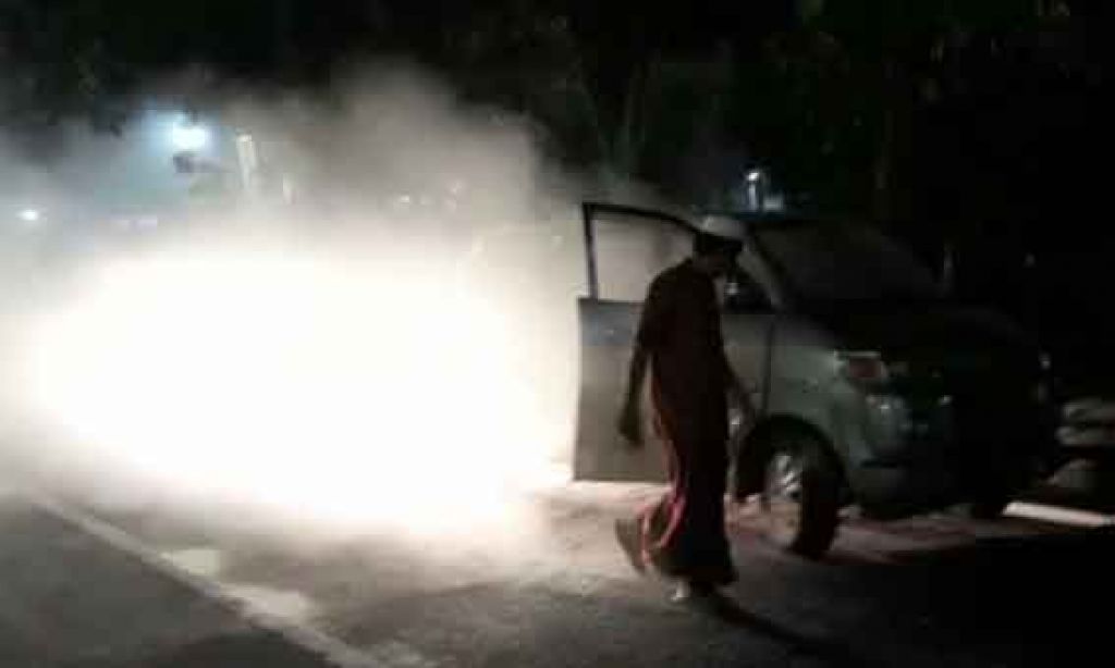 Ditinggal Pemilik Salat Maghrib, Mobil ini Terbakar di Halaman Masjid